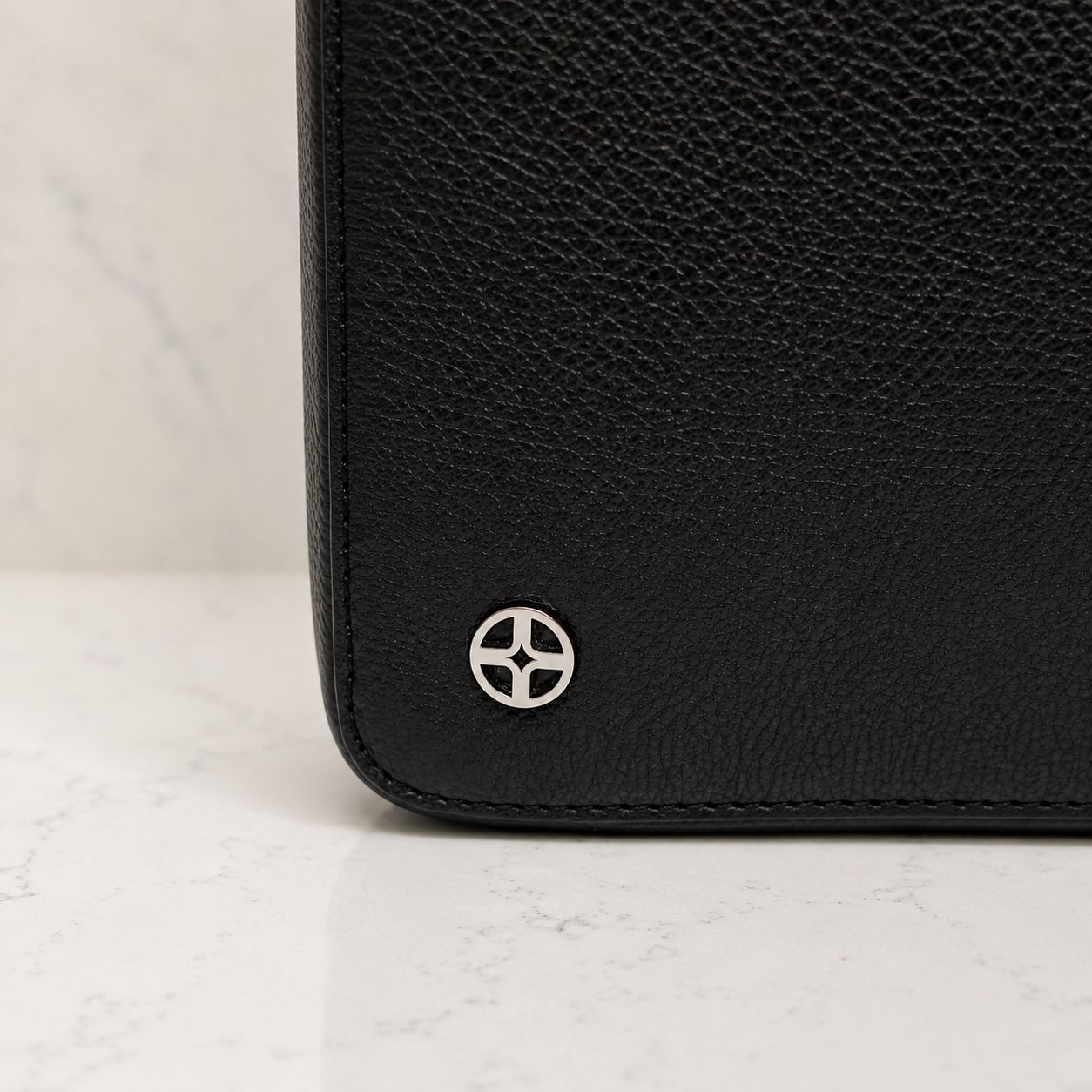 Logo-Detail und vollnarbiges Leder – ALVOIRO
