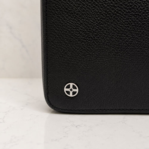 Logo-Detail und vollnarbiges Leder – ALVOIRO